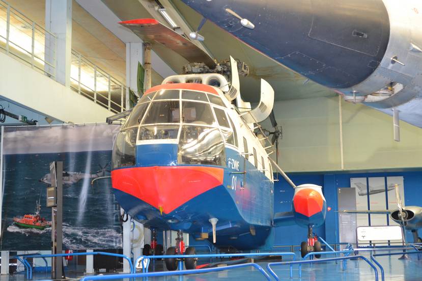 В Музее авиации и космонавтики Ле-Бурже хранится первый опытный экземпляр вертолета «Супер Фрелон», который совершил первый полет 7 декабря 1962 года