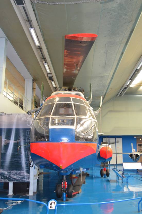 Корпус вертолета выполнен в виде лодки, в днище которой есть герметичные люки 