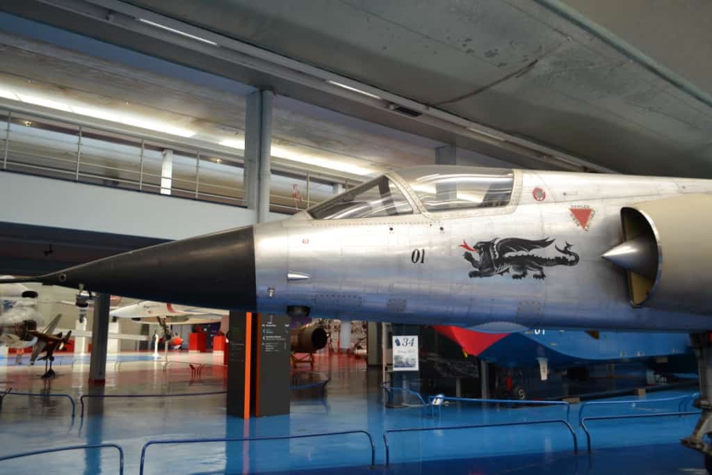 Вид на носовую часть вертикальновзлетающего истребителя Mirage III.V с эмблемой фирмы в виде огнедышащего дракона и бортовым номером «01»
