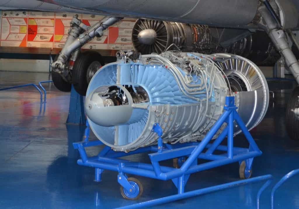 Подъемный двигатель Роллс-Ройс RB162-1. Он развивал тягу 2000 кгс при массе чуть более ста кило, но за рекордный удельный вес пришлось «заплатить» очень небольшим ресурсом изделия – как по общей наработке часов, так и по числу включений