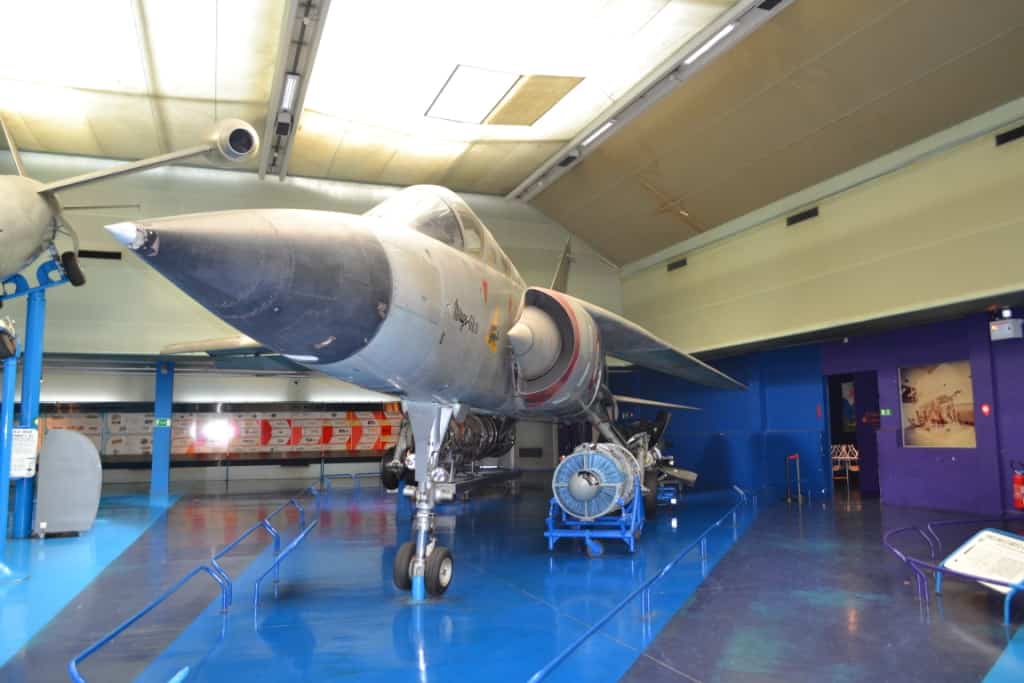 Левое крыло в музейном «Мираже» G8 установлено в положение максимальной стреловидности – так с самолет совершает сверхзвуковой бросок, чтобы догнать воздушного противника или прорвать рубеж ПВО. Конечно, так в эксплуатации быть не должно, зато наглядно показывает саму идею КИС