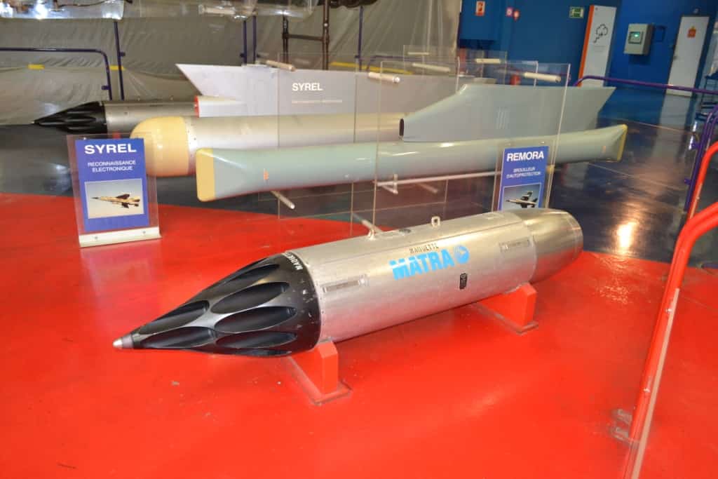 Контейнер с 78-мм неуправляемыми ракетами – разработка французской фирмы Matra. Это был один из основных компонентов вооружения и многоцелевого самолета «Мираж» III, с которого мы начали сегодняшнюю экскурсию по Музею авиации и космонавтики Ле-Бурже, и сделанному на его базе ударного самолета «Мираж» 5, но также и «Ягуара», и многоцелевого истребителя-бомбардировщика «Мираж» F1, о котором речь ниже