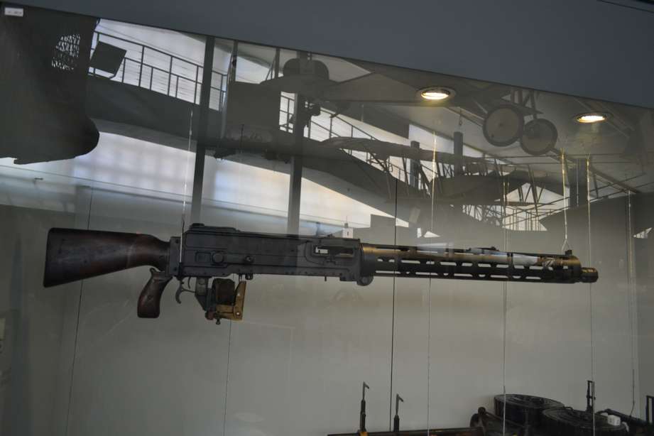 Немецкий авиационный пулемет калибра 7,92 мм, который использовался в оборонительных огневых установках аэропланов и дирижаблей. Если я правильно помню, это модификация пулемета Шпандау LMG 08/15