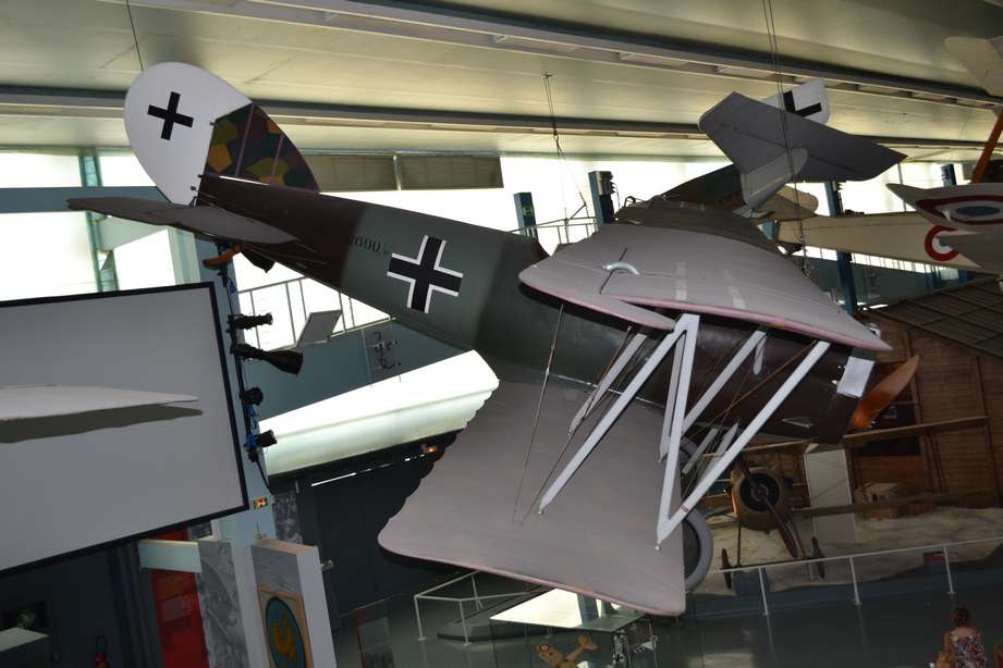 Мощный немецкий истребитель Пфальц D XII. Подобно другим подобным самолетам фирм «Альбатрос», «Фоккер», «Хальберштадт» и других, он имел не звездообразный или V-образный, а однорядный мотор