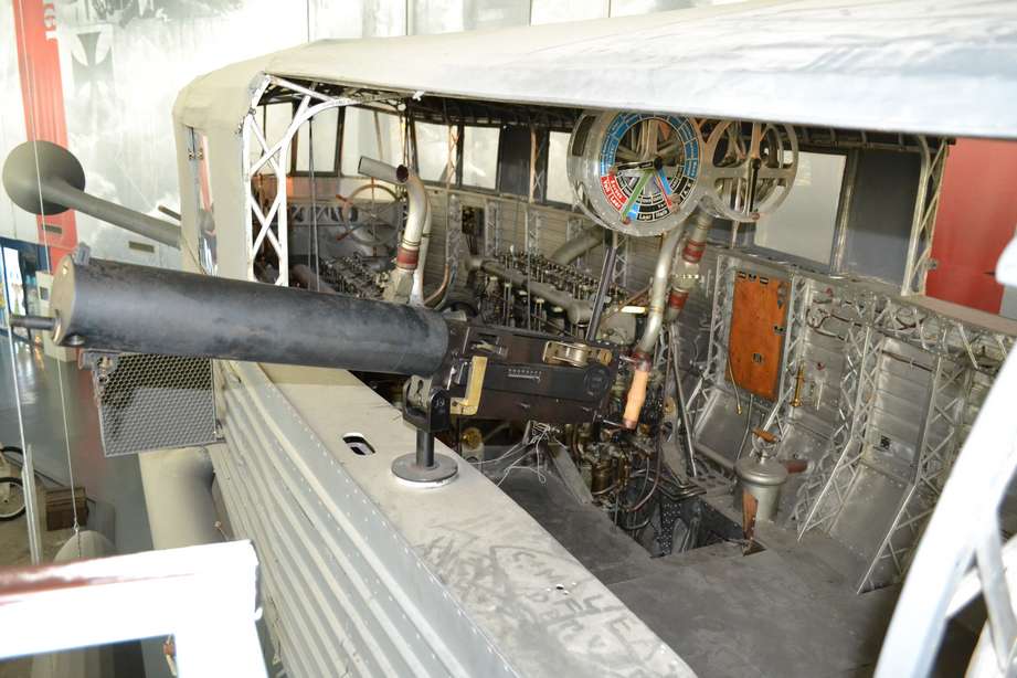 Дирижабль Цеппелин LZ 113 оснащался тремя моторами типа HS фирмы «Майбах» мощностью по 240 л.с. для управления которыми использовался машинный телеграф, подобный корабельному – его видно под крышей гондолы