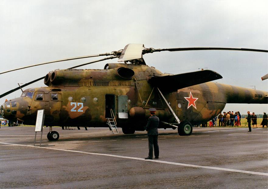 Воздушный запасной пункт управления Миль Ми-6АЯ (Ми-22) борт 22 – еще одна «публичная презентация». Это уже 90-е годы, тогда можно показывать уже что угодно