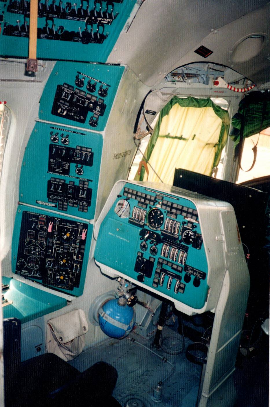Вертолет Ми-27 борт СССР-06098 – воздушный командный пункт для штаба военного округа, фронта или оперативного направления.Кабина летного экипажа, рабочее место бортинженера. Вверху слева два щитка электросистемы, под ними – пульт контроля состояния двигателей и справа – панель запуска вспомогательной и основной силовых установок