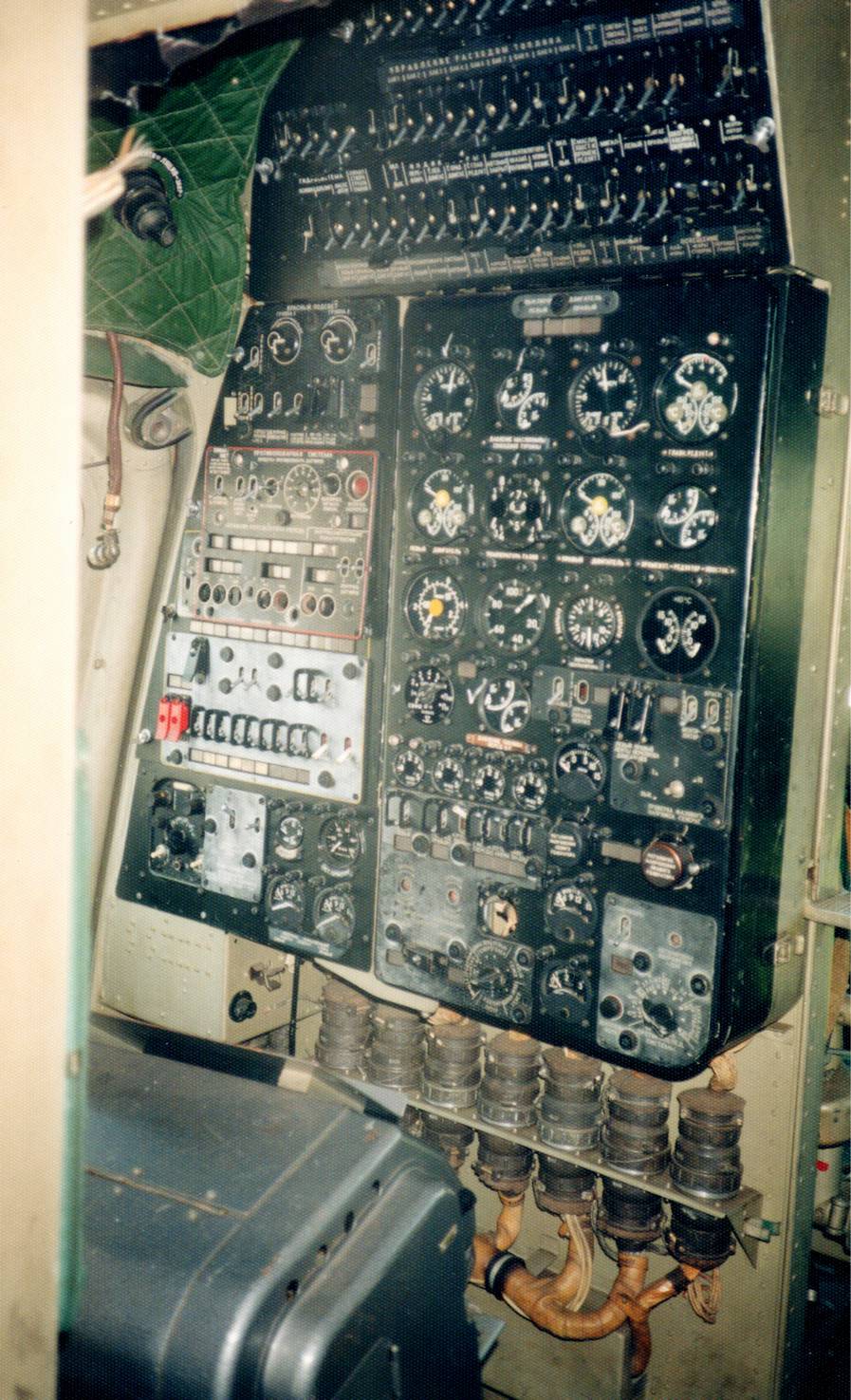 Воздушный запасной пункт управления Миль Ми-6А ВКП борт 81 – щиток приборов контроля силовой установки и систем вертолета, в том числе электросистемы, которая была доработана, поскольку питала теперь гораздо большее число потребителей