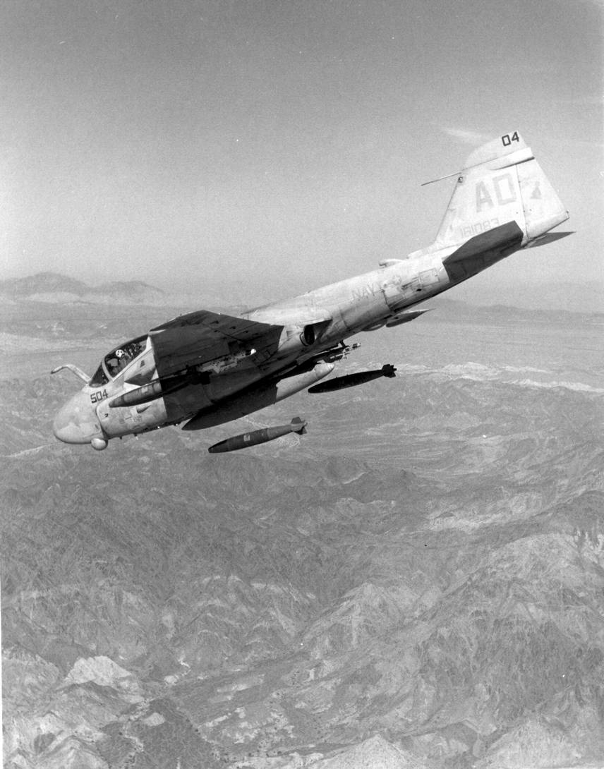 Тяжелый палубный штурмовик Грумман А-6Е «Интрудер» из эскадрильи VA-42 авиации ВМС США VA-65 сбрасывает бомбы Mk.83 калибра 454 кг с пикирования с большой высоты – полигон «Шоколадные горы», 7 ноября 1987 г.