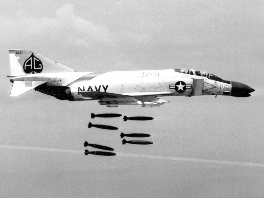 Американский палубный истребитель-бомбардировщик МакДоннелл F-4B «Фантом» атакует учебную цель. Хотя с середины 60-х гг. ударная авиация начала использовать тактику маловысотных бомбардировок, для полетов на большой радиус требовалось использовать переменный и даже чисто высотный профиль по соображениям расхода топлива