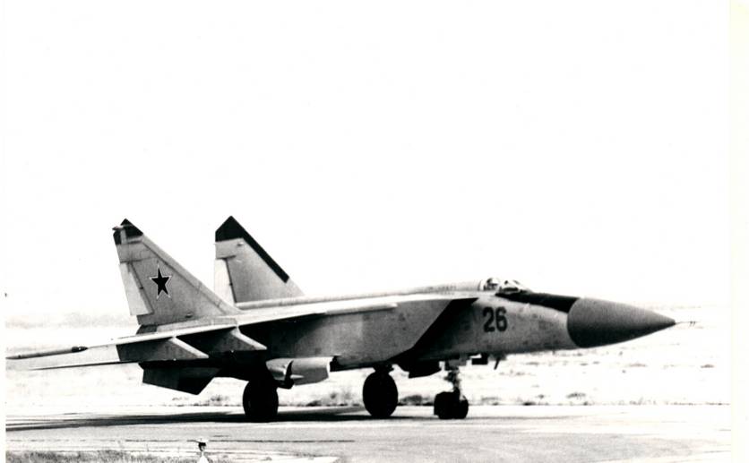 «Стальная молния» МиГ-25П рулит по аэродрому Насосная