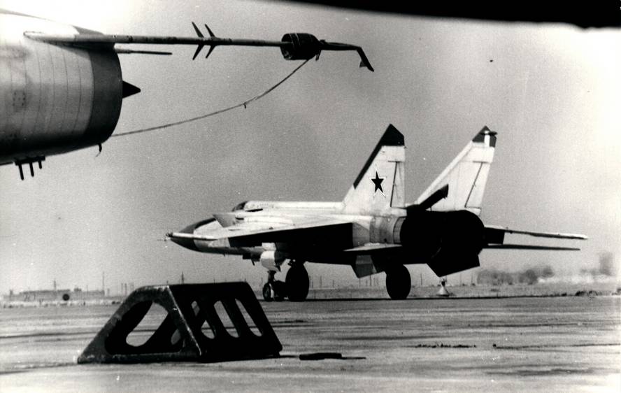 «Трехмаховый» перехватчик МиГ-25П закончил свой полет и рулит на стоянку своей эскадрильи мимо Су-17 из 34-го инструкторского АПИБ