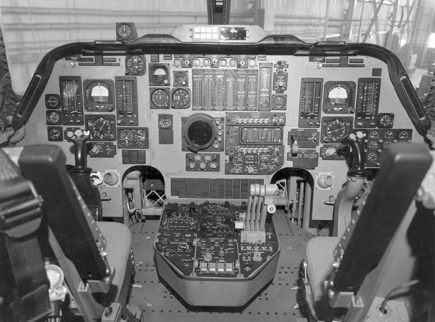 Кабина опытного самолета Рокуэлл В-1А с ручками управления вместо штурвалов. Приборы пока традиционные стрелочные