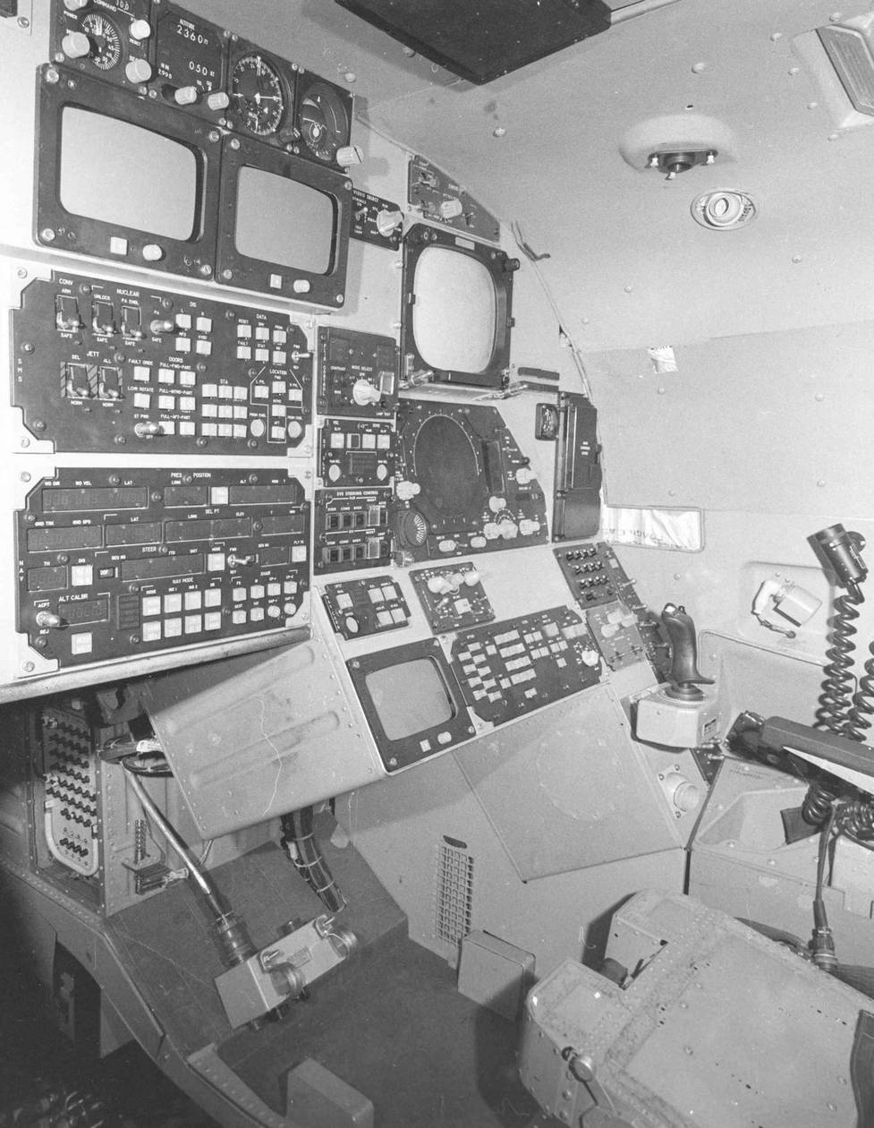 Рабочее место оператора вооружения опытного бомбардировщика В-1А с индикаторами навигационной и тактической обстановки, а также радиолокационного и телевизионного прицельных комплексов