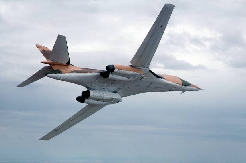 Сверхзвуковой стратегический бомбардировщик Рокуэлл В-1А AMSA получил принципиально новую компоновку самолета IV поколения 