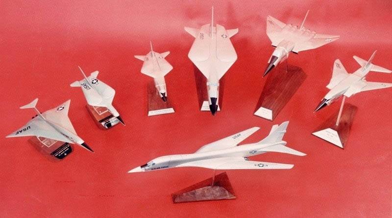 Модели компоновок самолета AMSA – B-1, рассматривавшихся на стадии предварительного проектирования. На переднем плане – окончательный вариант