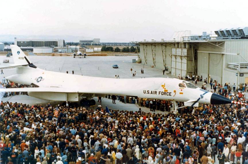 Церемония выкатки первого опытного бомбардировщика В-1А из сборочного цеха завода ВВС №42 в Палмдейле – 26 октября 1974 г.