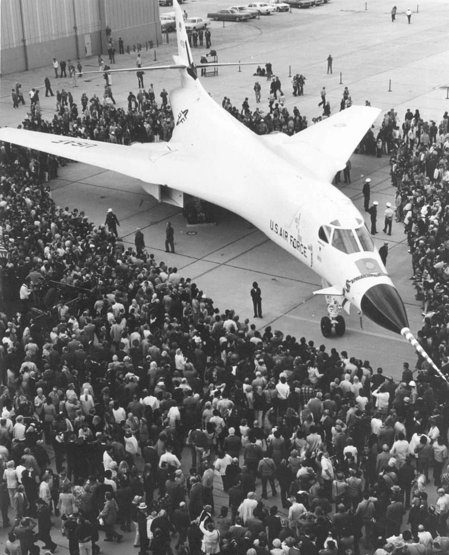 Церемония выкатки первого опытного бомбардировщика В-1А из сборочного цеха завода ВВС №42 в Палмдейле – 26 октября 1974 г.
