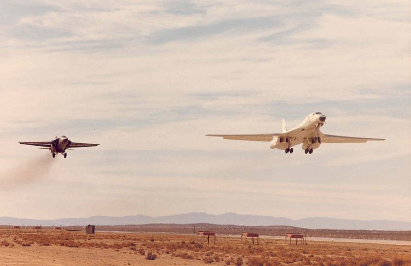 23 января 1975 г. – В-1А взлетает в свой второй полет в сопровождении самолета F-111, с борта которого должна проводиться его видеосъемка. По сути это был первый испытательный полет, он выполнялся с авиабазы ВВС Эдвардс, а в первом полете 23 декабря 1974 г. машина просто перелетела туда с завода