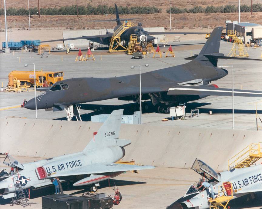 Серийные бомбардировщики В-1В Стратегического авиационного командования ВВС США на учениях вместе с перехватчиками F-106 «Дельта Дарт»
