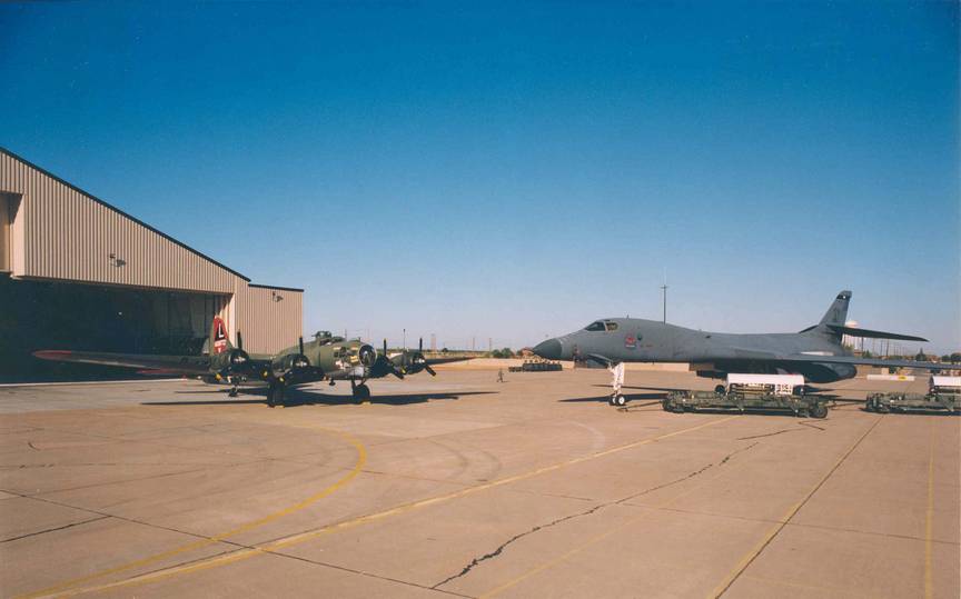 Рекламный снимок серийного самолета Рокуэлл В-1В рядом с бомбардировщиком Боинг B-17G времен II мировой войны. Новому самолету так и не суждено было занять то место, которое принадлежало в американской авиации этим «летающим крепостям»…