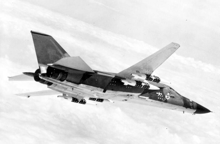 Американский средний стратегический бомбардировщик General Dynamics FB-111A с четырьмя ракетами малой дальности AGM-69 SRAM с ядерными БЧ