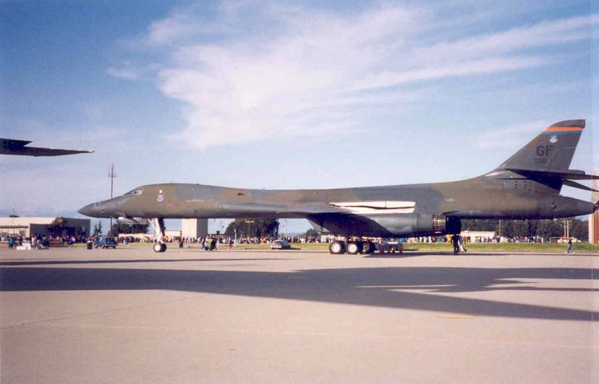 Бомбардировщик В-1В с регистрационным номером ВВС 86-116 (76-я серийная машина), принадлежащий 46-й эскадрилье 319-го авиакрыла Стратегического авиационного командования ВВС США – авиабаза Гранд Форкс, Северная Дакота, 28 марта 1993 г.
