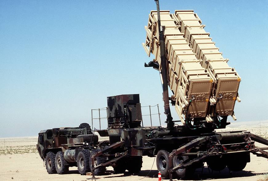 На рубеже 1980-х гг. вооруженные силы НАТО получили новое оружие ПВО. На фото – пусковая установка зенитного ракетного комплекса MIM-104 «Пэтриот», который был принят на вооружение в 1981 г. В своих первых вариантах ЗУР MIM-104А и MIM-104В (комплекс РАС-1) имела дальность пуска 70 км, а усовершенствованная MIM-104С (комплекс РАС-2) – по разным оценкам от 96 до 160 км