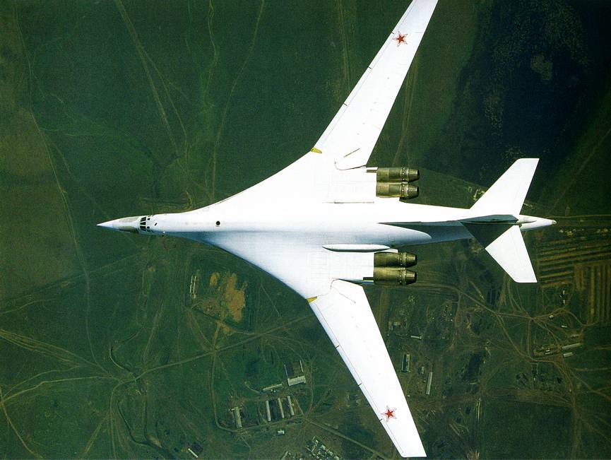 Самолет Ту-160 борт 184-го Гвардейского ТБАП 37-й ВА СН ВВС СССР в полете. Нет, не зря эту машину прозвали «белым лебедем»!