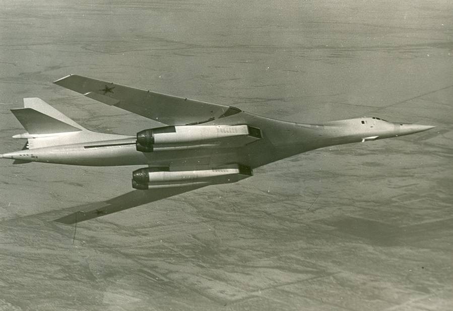 Сверхзвуковой стратегический ракетоносец Ту-160 Дальней Авиации СССР в полете