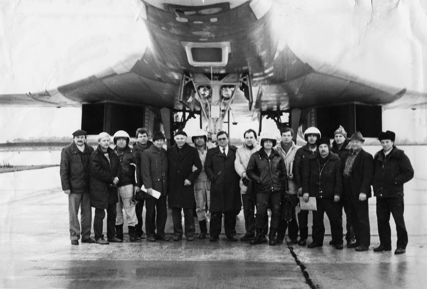 Главный конструктор самолета Ту-160 Валентин Близнюк с испытательной бригадой у самолета Ту-160