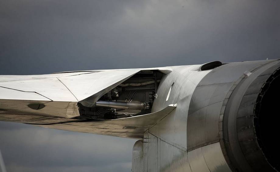Корневая часть поворотной консоли крыла самолета Ту-160 – вид сзади. На снимке виден привод, который при переводе консоли в положение стреловидности 65° поднимает корневую секцию ее верхней задней панели вертикально и она превращается в гребень