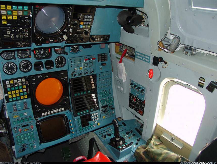 Рабочее место оператора боевых систем самолета Ту-160