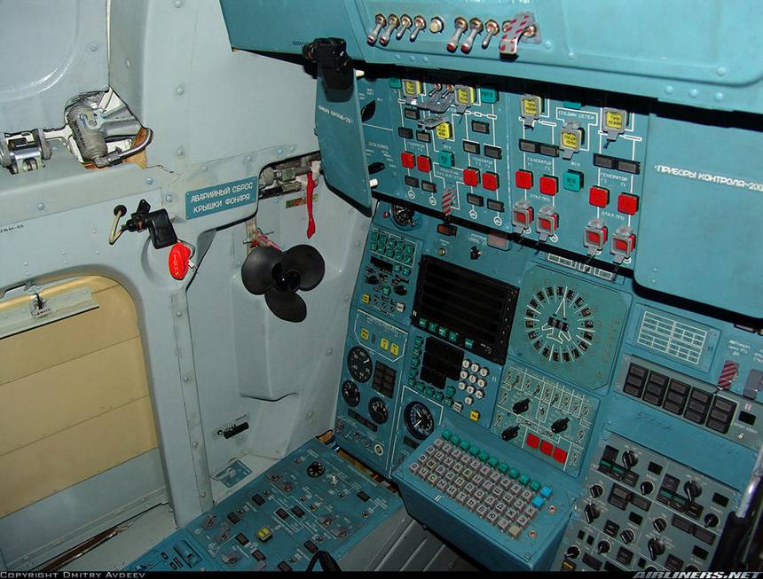 Рабочее место оператора боевых систем самолета Ту-160 – он также является оператором бортового комплекса обороны