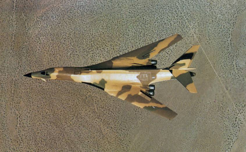 Четвертый опытный образец стратегического бомбардировщика Рокуэлл В-1А S/N 76-0174Rockwell International B-1A in flight with camouflaged paint scheme.