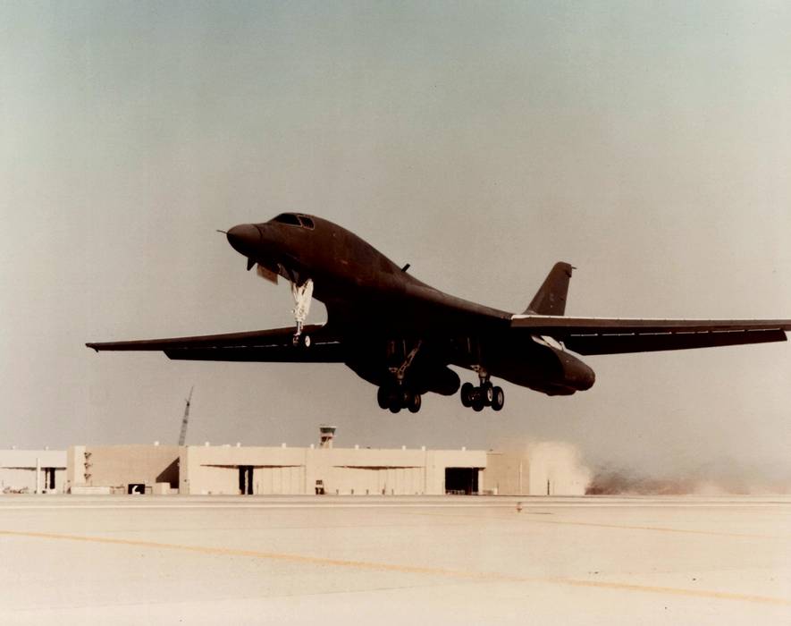 Первый серийный околозвуковой стратегический бомбардировщик Рокуэлл В-1В S/N 82-0001 совершает первый взлет с аэродрома завода № 42 – 18 октября 1984 г. 