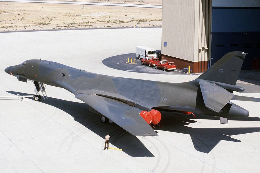 Первый серийный околозвуковой стратегический бомбардировщик Рокуэлл В-1В S/N 82-0001 у цеха завода № 42 в Палмдейле, который фирма «Рокуэлл» арендовала у Пентагона для выпуска этого самолета 
