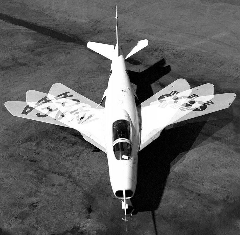 Комбинированное фото экспериментального самолета Белл Х-5, показывающее три рабочих положения крыла машины