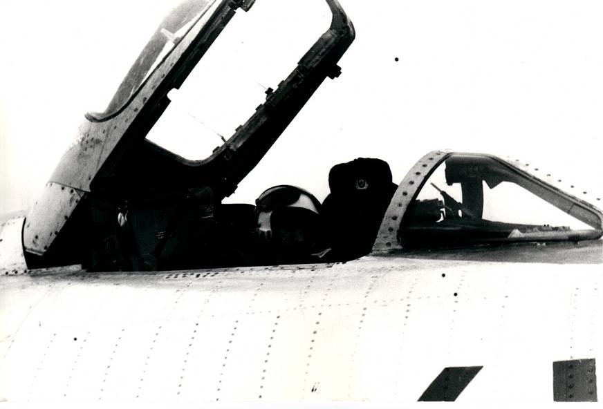 Летчик в кабине самолета Су-17 борт 41 получает последние указания перед тренировочным полетом
