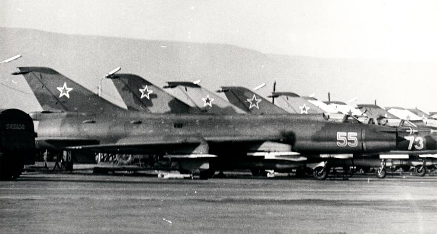 Самолеты Су-17 (С-32) были в 34-м инструкторском АПИБ в Насосной как «серебристые» (покрытые бесцветным лаком по анодированному дюралю), так и камуфлированные. На переднем плане как раз такой борт 55