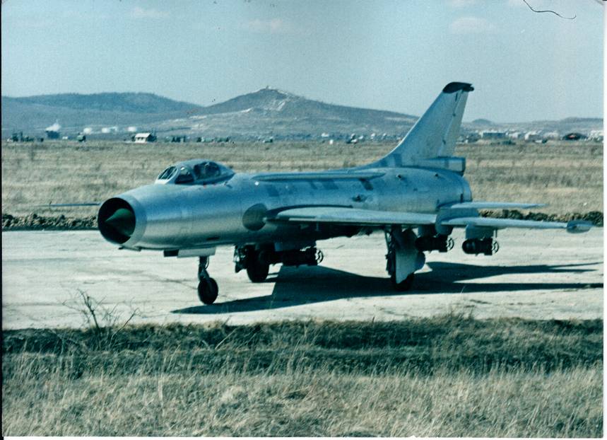 Самолет Су-7Б был основным истребителем-бомбардировщиком ВВС СССР и наших союзников по всему миру. На фото – головной экземпляр экспортной модификации самолета Су-7БМК без опознавательных знаков на аэродроме Дзёмги Дальневосточного машиностроительного завода им. Гагарина в Комсомольске-на-Амуре