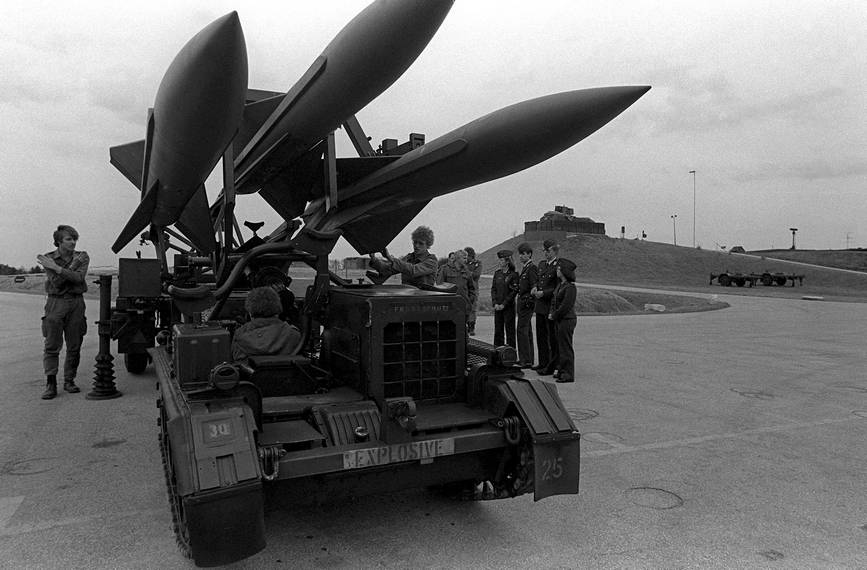 Снаряжение пусковой установки зенитного ракетного комплекса MIM-23 «Хок» с помощью транспортно-заряжающей машины в одной из частей ВВС ФРГ – 20 апреля 1981 г.
