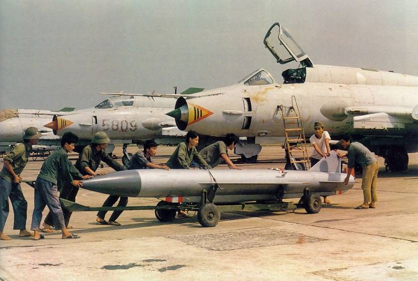 Подготовка к подвеске противорадиолокационной ракеты Х-28 на истребитель-бомбардировщик Су-22М в одном из полков ВВС Социалистической Республики Вьетнам 