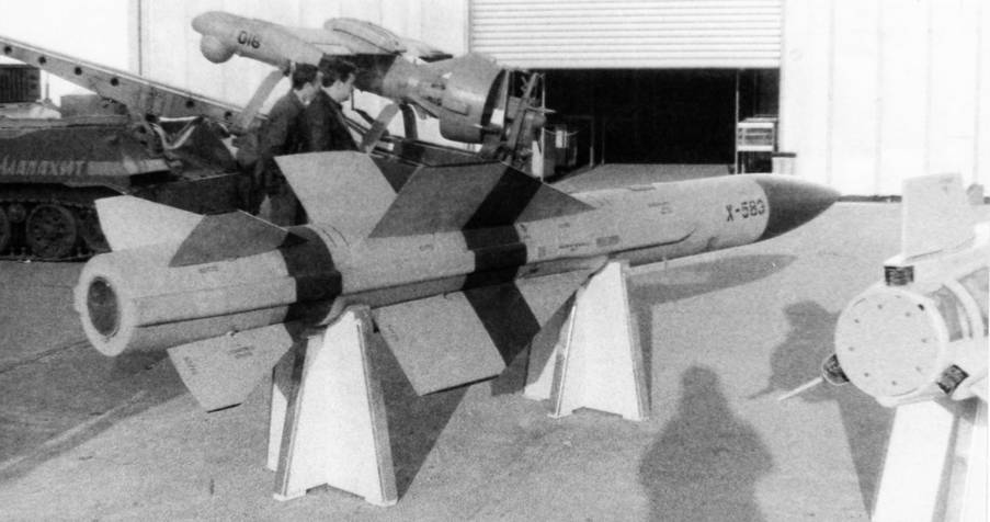 Противорадиолокационная ракета Х-58Э разработки МКБ «Радуга» на выставке МАКС-95 