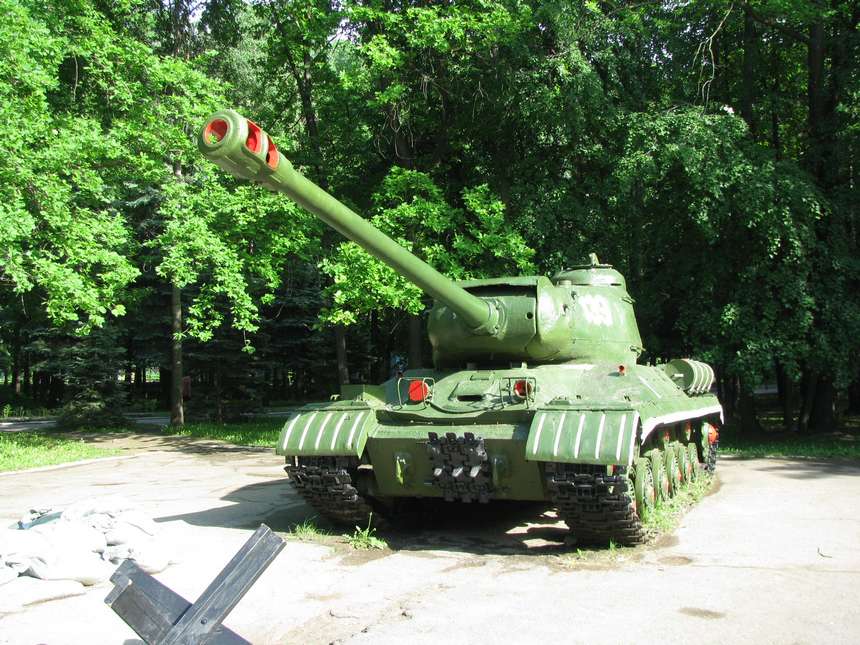 В годы войны танками ИС-2 вооружались отдельные гвардейские тяжелые танковые полки