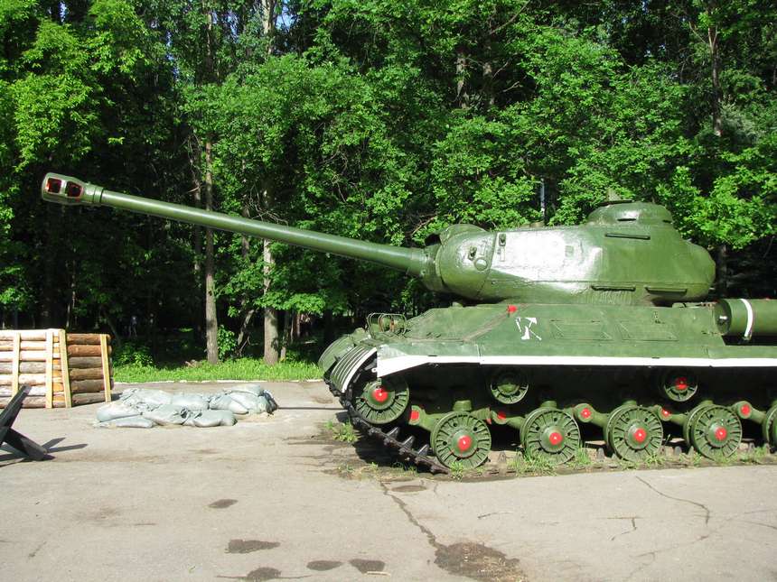 Танки ИС-2 использовались в последний период войны при взятии всех основных укрепрайонов и важнейших городов противника, в т.ч. Будапешта, Кенигсберга и Берлина.