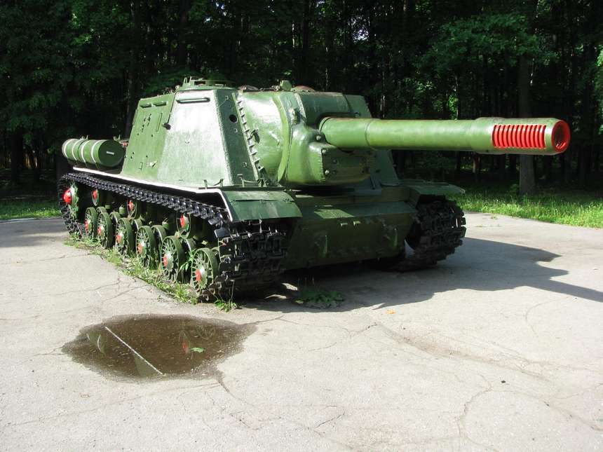 На базе тяжелого танка ИС-2 на опытном заводе № 100 под руководством Ж.Я. Котина создали самоходную артиллерийскую установку (САУ)