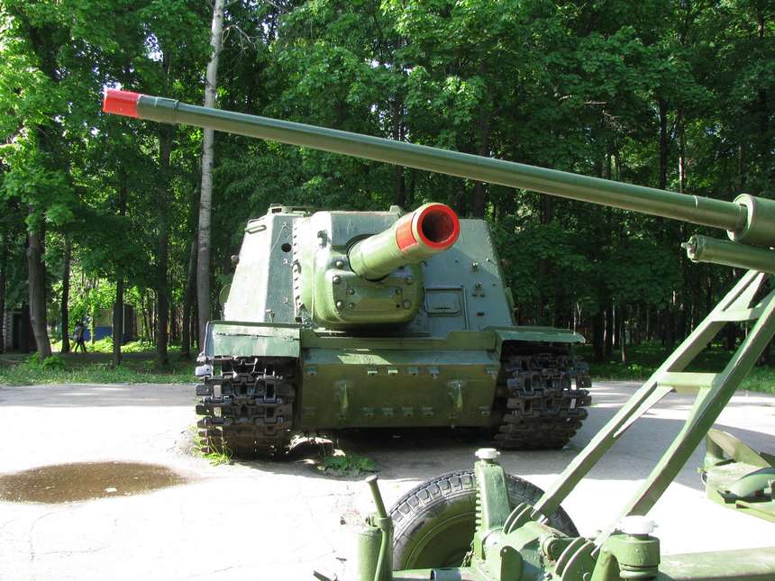 Годилась ИСУ-152 и для борьбы с тяжелыми танками и САУ противника