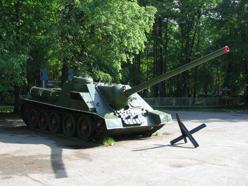 Первые полки СУ-100 появились на 2-м и 3-м Украинских фронтах, и наиболее массово «сотки» применялись именно на южном направлении