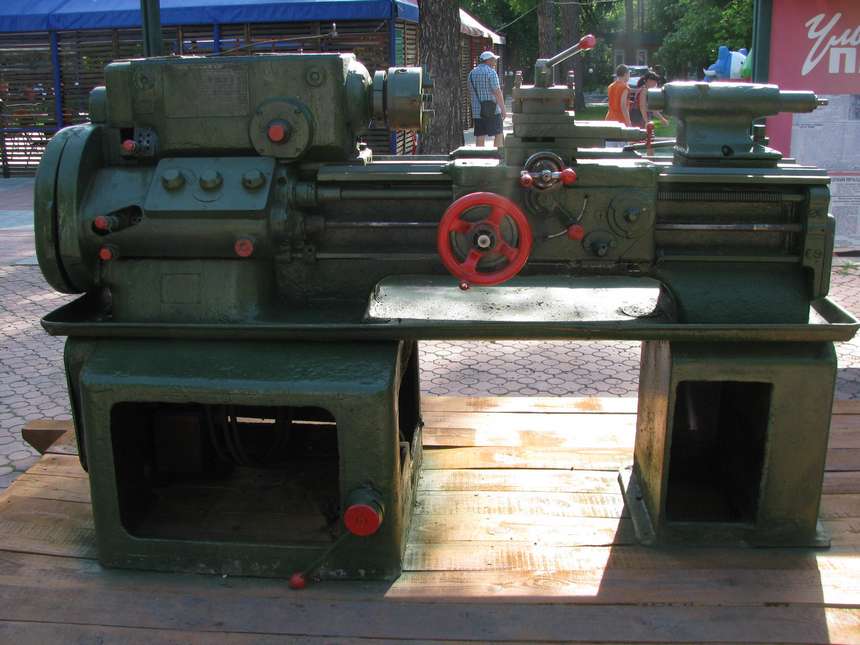 На этом советском станке уже можно было точить корпусса снарядов калибра 152 мм и даже более 